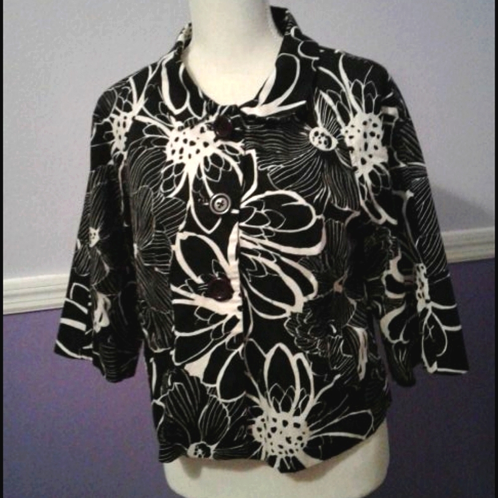Catherine Steward Black & White Floral 3/4 Sleeves Button Down Career Top M